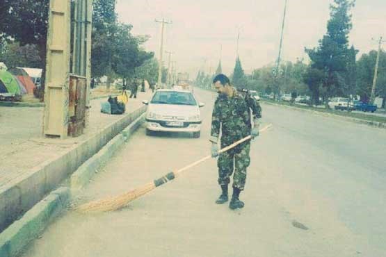 نظافت خیابان های سرپل ذهاب توسط یک نظامی! +عکس