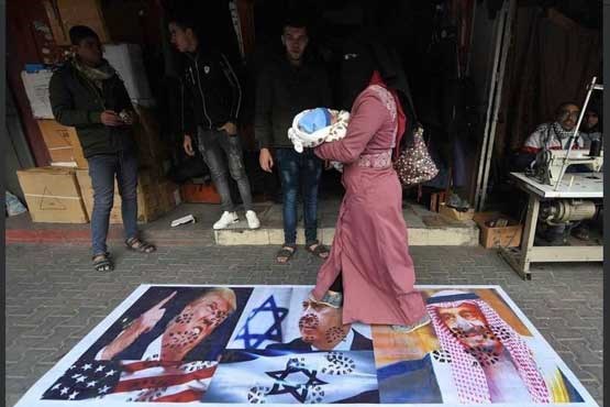 ملک سلمان‌، ترامپ و نتانیاهو زیر پای فلسطینی‌ها + عکس