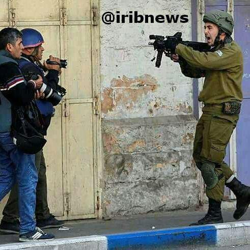 تهدید خبرنگار صدا و سیما توسط نظامی اسرائیلی + عکس