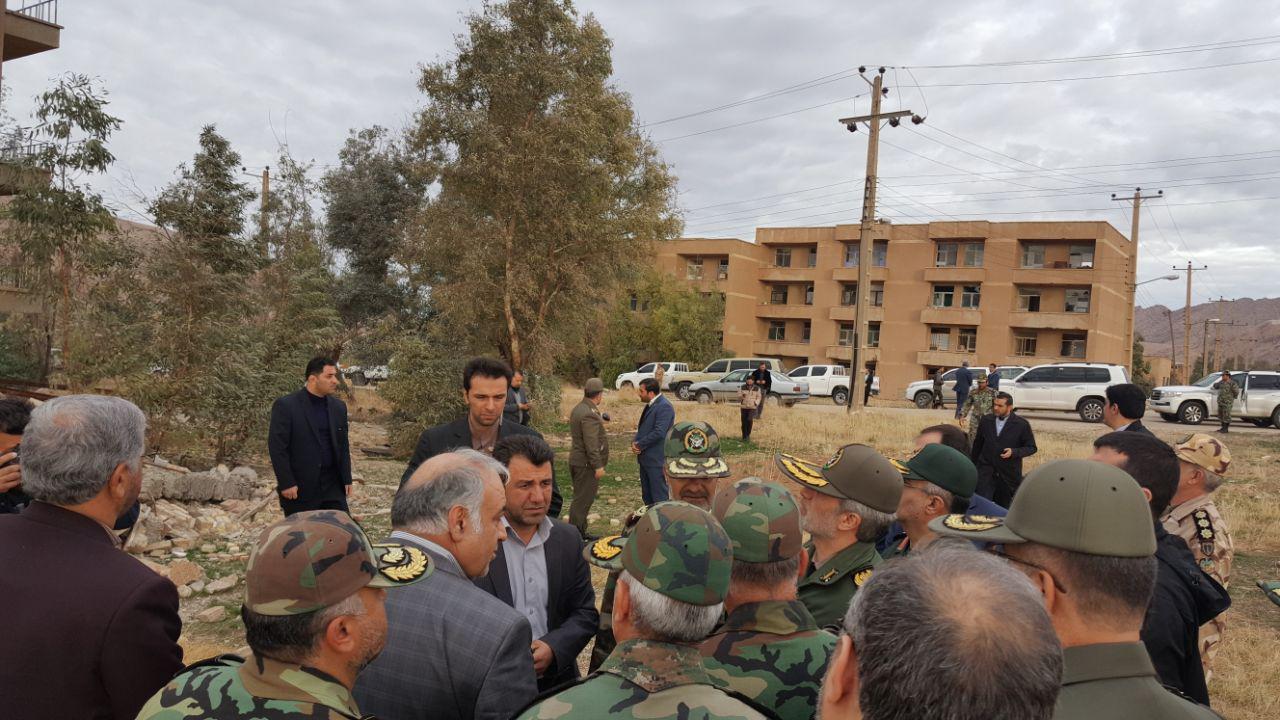 وزیر دفاع از مناطق زلزله‌زده کرمانشاه بازدید کرد+‌ تصاویر