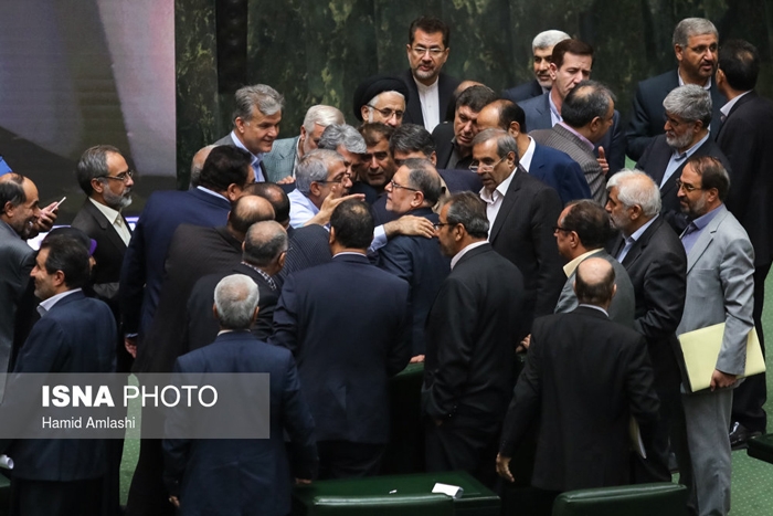 تنش در مجلس هنگام سخنرانی رئیس کل بانک مرکزی