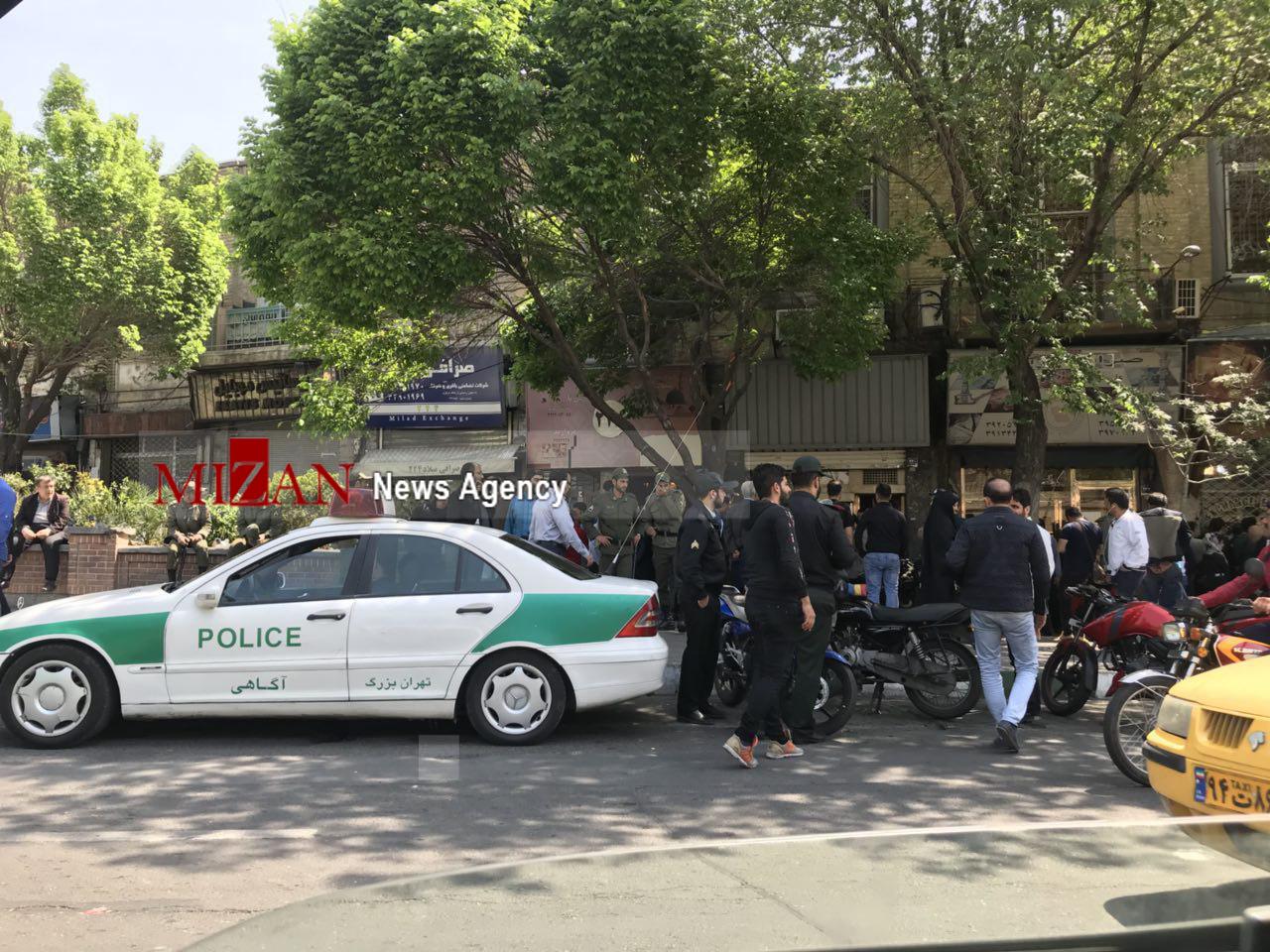 استقرار ماموران پلیس آگاهی در بازار ارز تهران + عکس