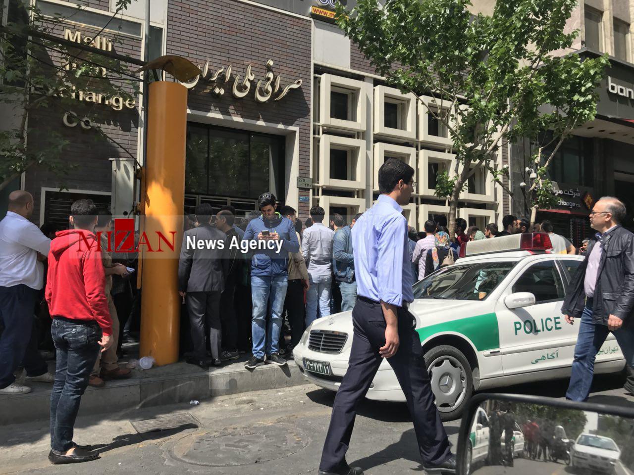 استقرار ماموران پلیس آگاهی در بازار ارز تهران + عکس