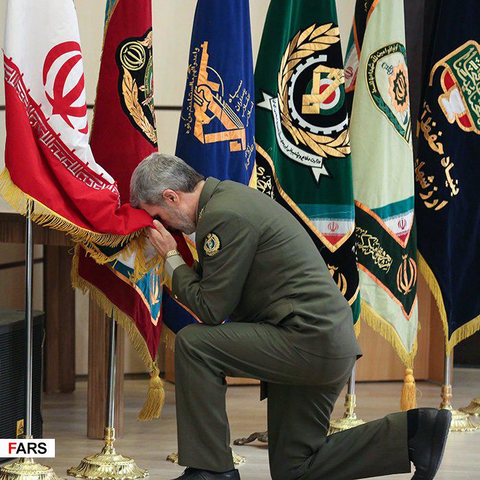 بوسه و احترام دیدنی وزیر دفاع به پرچم ایران + عکس