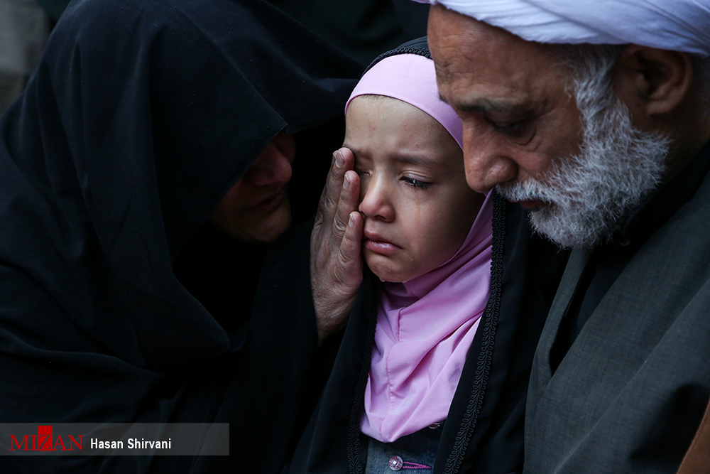 اشک‌های دختر شهید لطفی در مراسم تشییع پدرش