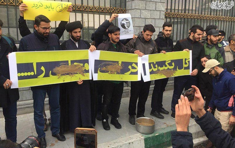 عکس/ تجمع دانشجویان در اعتراض به نماینده سراوان