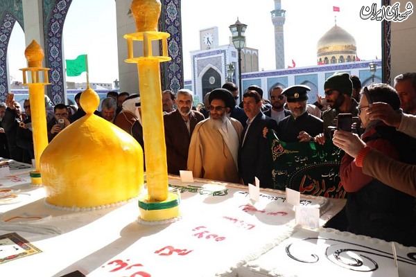 عکس/توزیع کیک ۷۰ متری در حرم حضرت زینب (س)