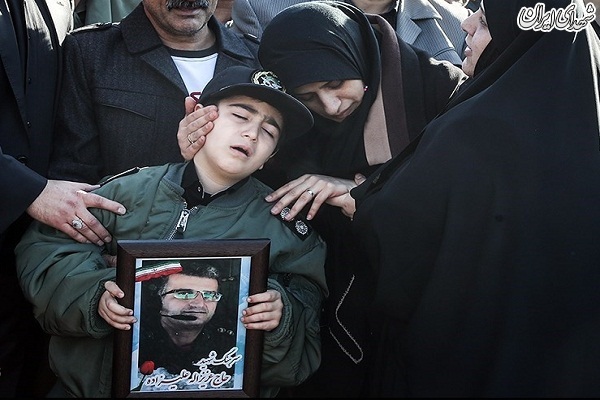 عکس/ حضور پسر با لباس نظامی پدر در تشییع