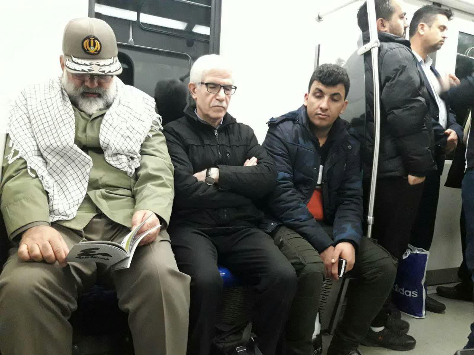 عکس/ مطالعه سردار نقدی در مترو