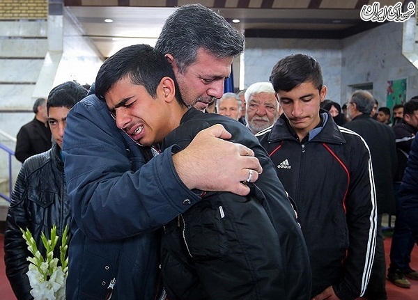 عکس/ وداع خانواده های شهدای حادثه تروریستی زاهدان