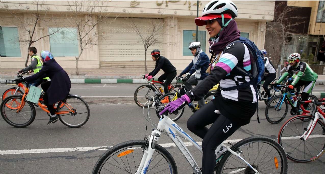 هزینه 17 میلیاردی شهرداری برای دوچرخه سواری!/ دوچرخه سواری بانوان در خیابان 
