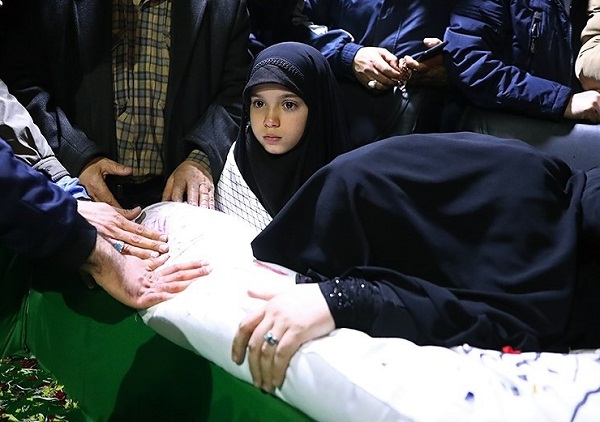 فیلم/وداع جانسوز دختر شهید مدافع حرم