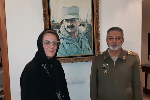 فرمانده کل ارتش با خانواده شهید فلاحی دیدار کرد
