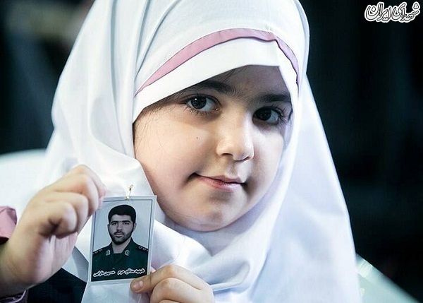 حاج‌قاسم در کنار خانواده شهید مدافع حرم +عکس