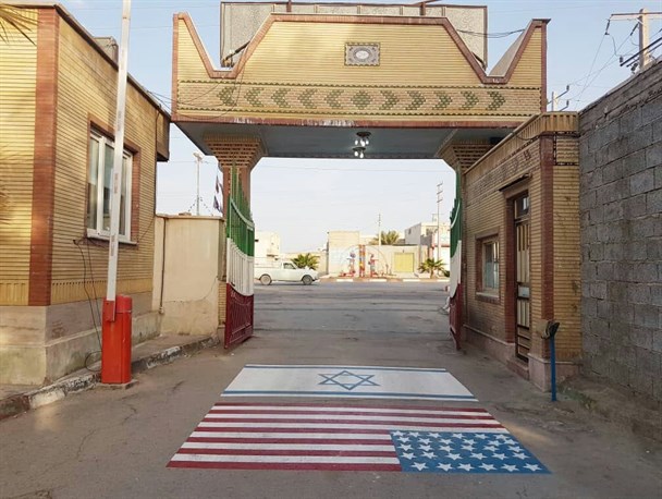 اقدام انقلابی یک فرماندار/ نقاشی پرچم امریکا و اسرائیل در ورودی فرمانداری + عکس