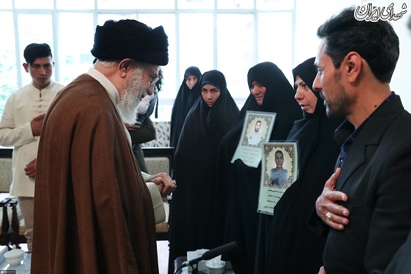 عکس/ دیدار خانواده‌های دو شهید نیروی انتظامی