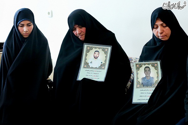 عکس/ دیدار خانواده‌های دو شهید نیروی انتظامی