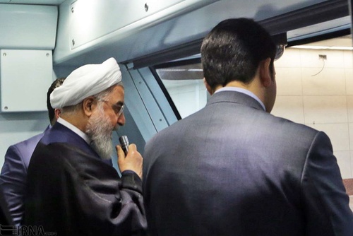 مترو سواری رئیس جمهور روحانی در مشهد + عکس