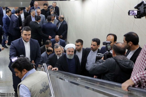 مترو سواری رئیس جمهور روحانی در مشهد + عکس
