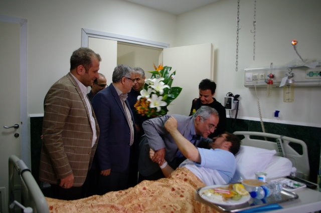عیادت مدیران رادیو از مجری جانباز در بیمارستان + عکس