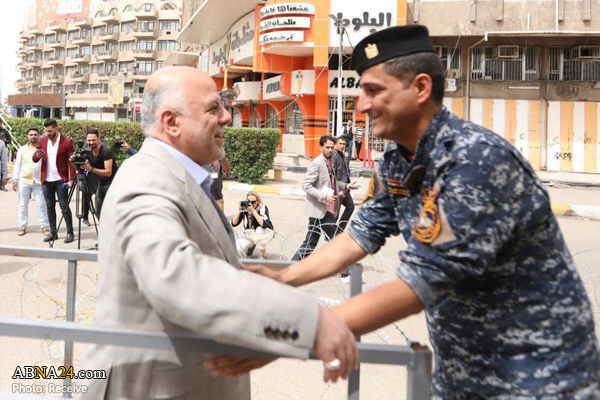 نخست وزیر عراق هم بازرسی بدنی شد! + عکس