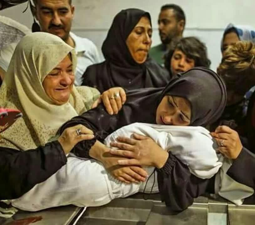وداع تلخ مادر فلسطینی با فرزند شهیدش + عکس
