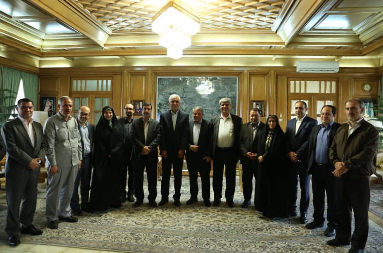 عکس یادگاری اعضای شورای شهر تهران با شهردار جدید