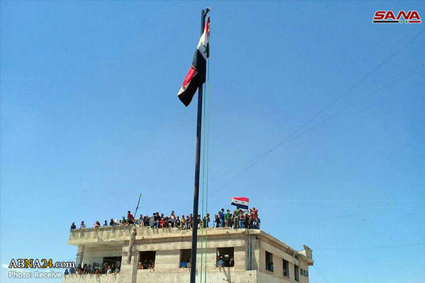 اهتزاز پرچم سوریه در شهر الرستن و شهرک تلبیسه