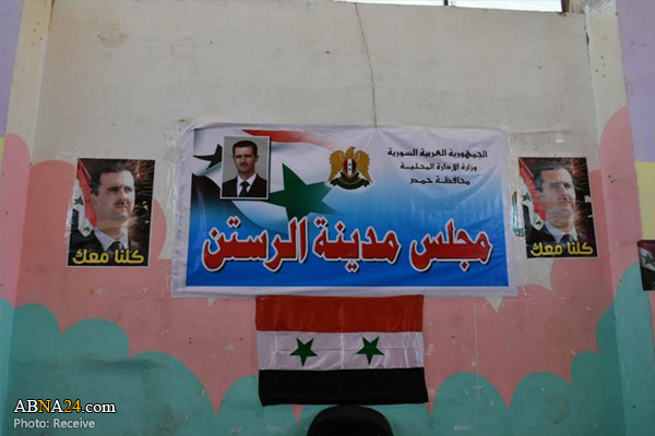اهتزاز پرچم سوریه در شهر الرستن و شهرک تلبیسه