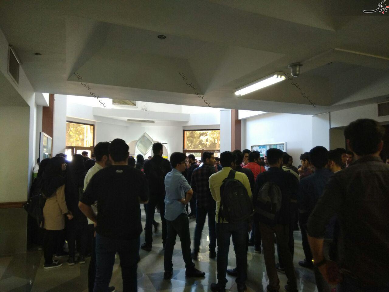تحصن دانشجویان صنعتی شاهرود در برابر دفتر رئیس
