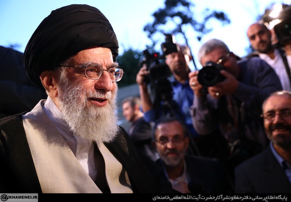 اشک شوق شاعران حزب الله پس از دیدار با رهبر انقلاب