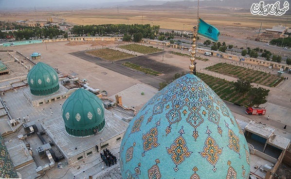 عکس/ شست‌وشو و تعویض پرچم گنبد مسجد جمکران