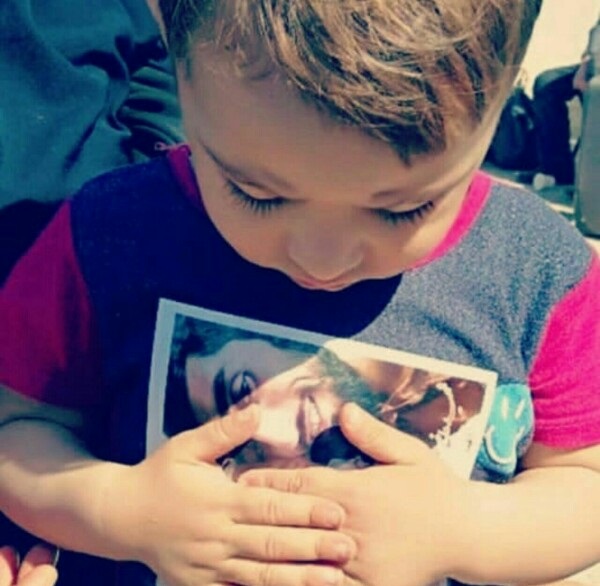 ابراز محبت فرزند شهید حججی به تصویر پدرش+ عکس