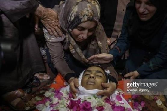 وداع دردناک یک مادر فلسطینی با پسرش + عکس