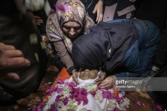 وداع دردناک یک مادر فلسطینی با پسرش + عکس