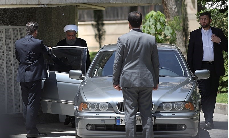 حسن روحانی در حال سوار شدن ماشین + عکس