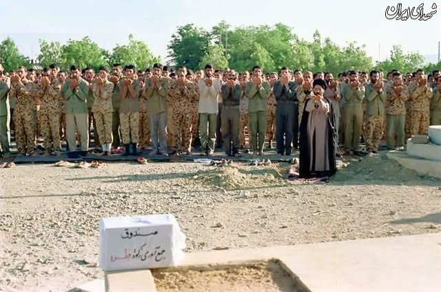 تصویری از اقامه نماز عید فطر در جبهه جنگ + عکس