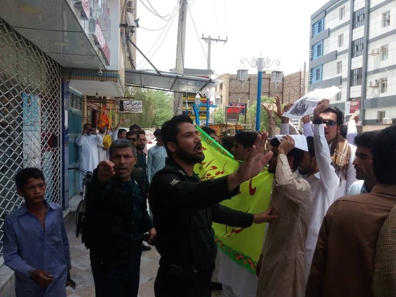 حمله مردم ایرانشهر به داروخانه باند متجاوزین + عکس