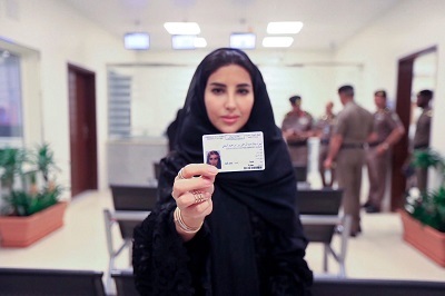 تصویری از زن سعودی پس از دریافت گواهینامه + عکس