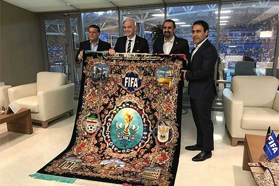 اهدای فرش ایرانی با طرح جام جهانی به رئیس فیفا