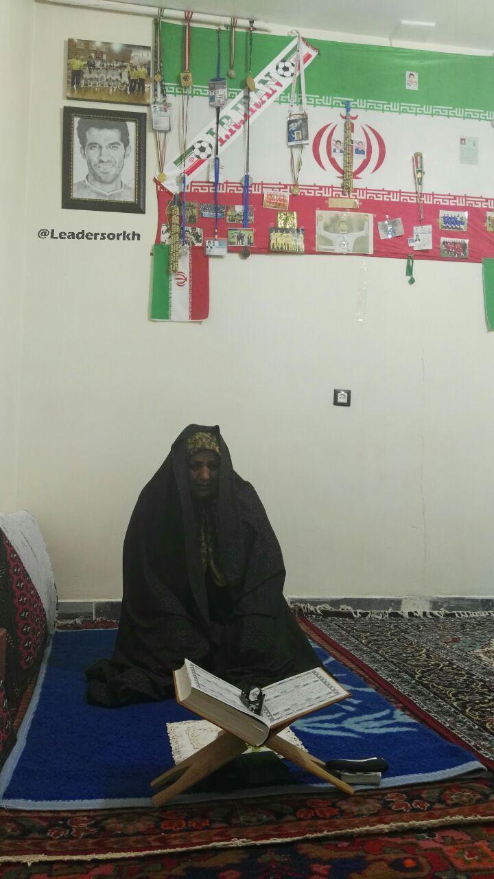 تصویری از مادر وحید امیری هنگام دیدار ایران - اسپانیا