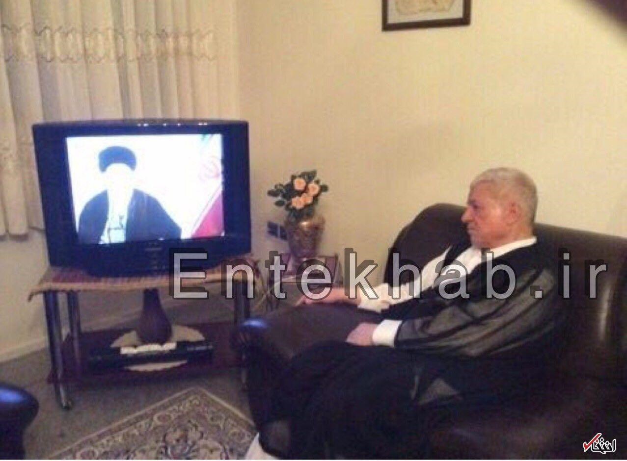 مرحوم هاشمی در حال تماشای تلویزیون + عکس