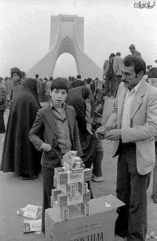 پسرک سیگار فروش در میدان آزاد سال 60 + عکس