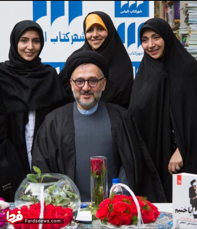 محمد علی ابطحی در کنار همسر و  دخترانش + عکس