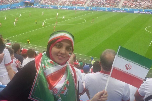 مزاحمت یک ایرانی برای زن چادری در ورزشگاه + عکس
