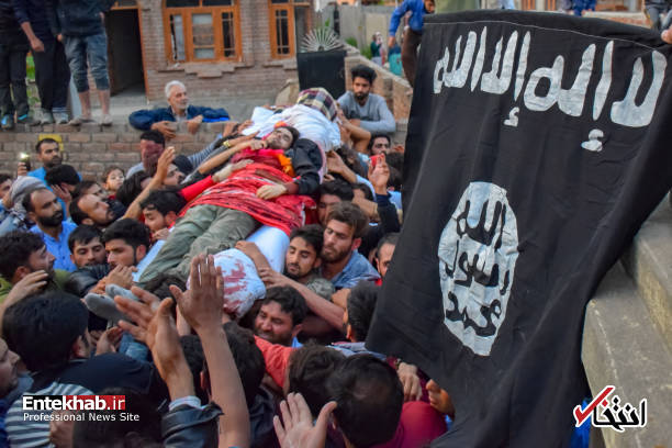سنگ تمام کشمیری‌ها در تشییع جنازه یک داعشی! + عکس