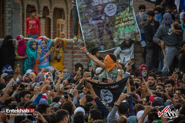 سنگ تمام کشمیری‌ها در تشییع جنازه یک داعشی! + عکس