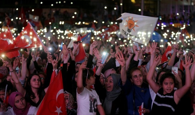 جشن و پایکوبی هواداران اردوغان در خیابان‌ها + عکس
