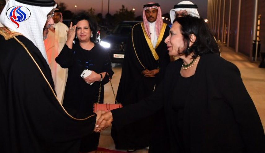 دست دادن ولیعهد بحرین با اعضای هیات اسرائیلی + عکس