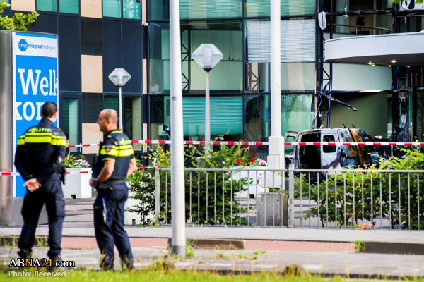 حمله با یک خودرو به دفتر روزنامه‌ای در هلند + تصاویر
